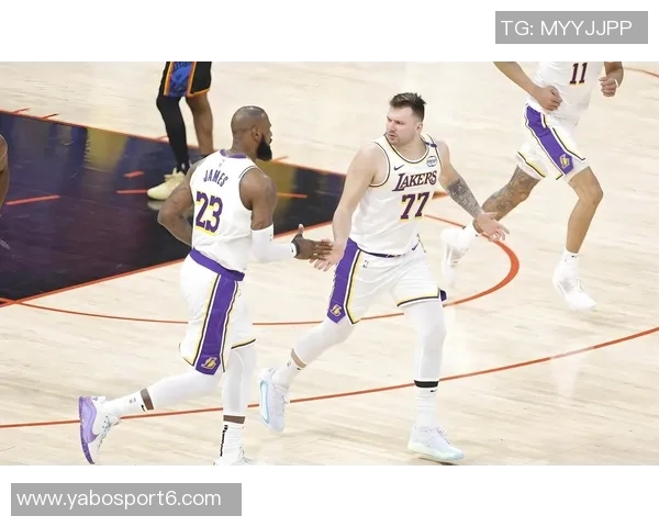 詹姆斯本赛季表现低迷球权到手立刻传给东契奇