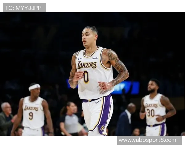 库兹马半场表现出色7投4中贡献11分2篮板2助攻展现强大实力 库兹马半场表现出色7投4中贡献11分2篮板2助攻展现强大实力